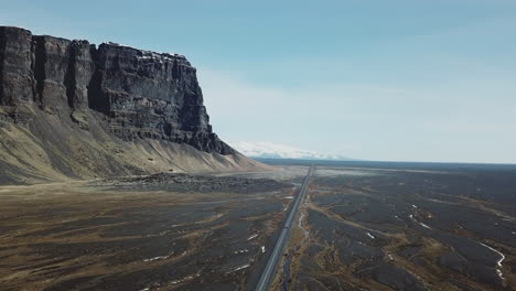 vista aérea de una conducción de cuatro ruedas en una calle vacía en un hermoso paisaje en islandia