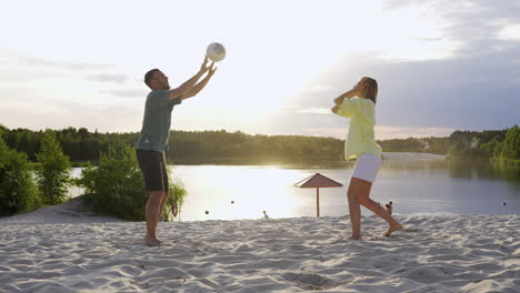 Pareja-Jugando-En-La-Playa