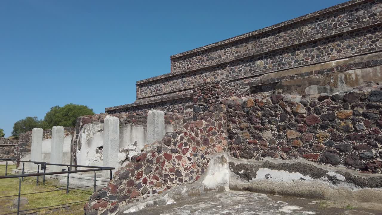 Rovine storiche di Teotihuacan. Città del Messico. Panoramica a sinistra.