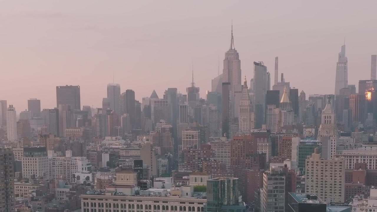 Utsikt over New York Citys skyline ved solnedgang, som viser høye bygninger