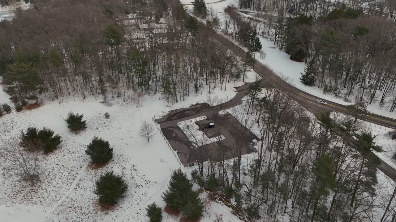 Parkkipaikka puiden keskellä pienessä kaupungissa.