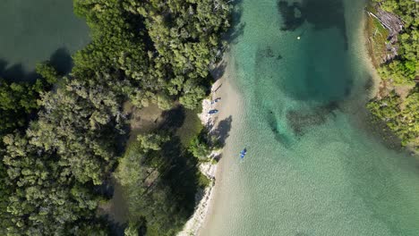 Un-Kayakista-Explora-Las-Aguas-Que-Rodean-La-Reserva-Natural-De-Ukerebagh,-Una-Importante-Zona-Cultural-Para-Los-Aborígenes.