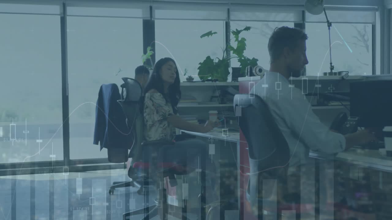 animación de múltiples gráficos sobre diversos compañeros de trabajo que trabajan en la computadora en la oficina