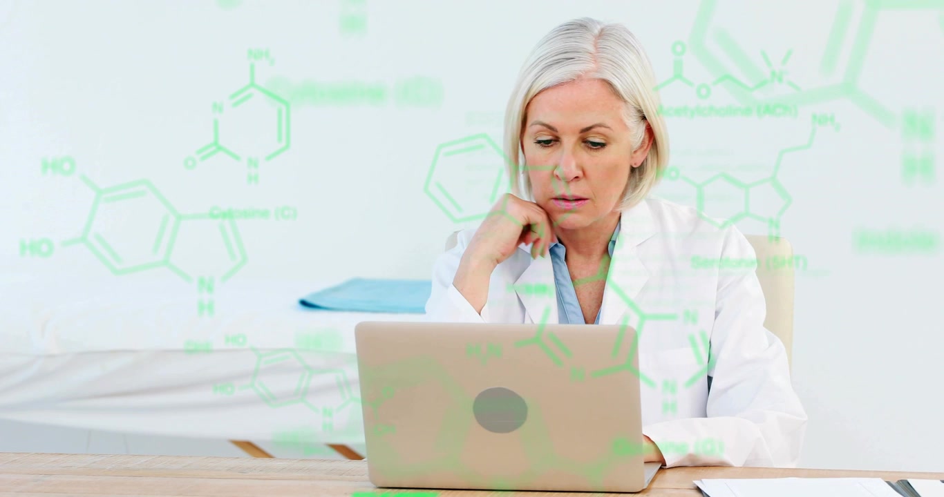 Clinico che digita e legge dati su un laptop, appoggiando la testa e poi riprendendo ad animare sovrapposizioni molecolari