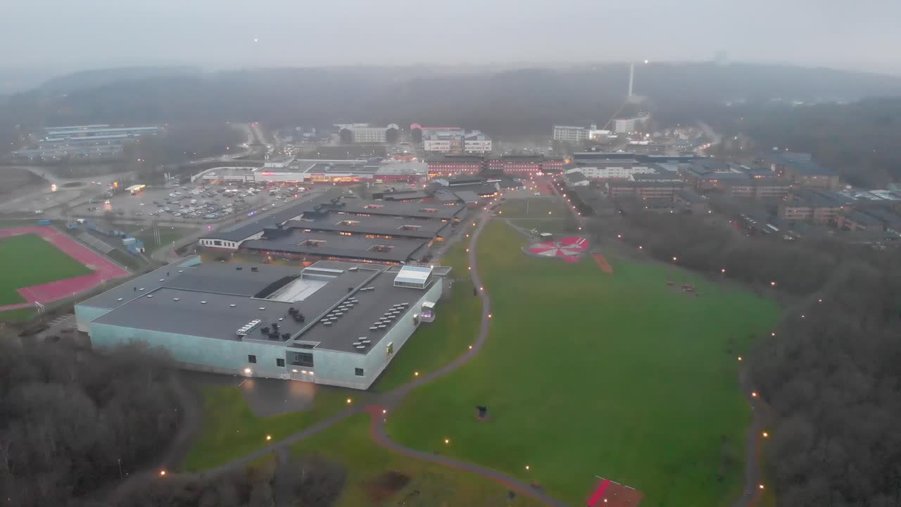 toma de drones de un complejo de viviendas públicas rodeado de pasto y bosques