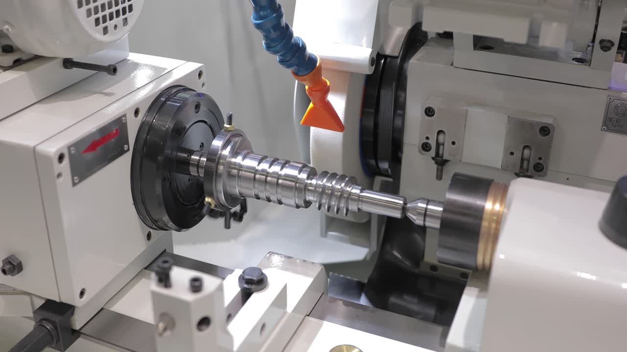 lavorazione dei metalli cnc tornio fresatrice. taglio del metallo tecnologia di lavorazione moderna.