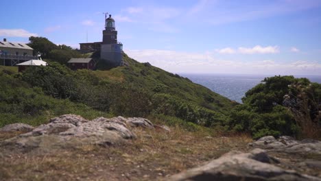 Foto-De-Trípode-De-Un-Faro-En-Suecia-Con-Vistas-Al-Océano,-Todavía-En-Funcionamiento