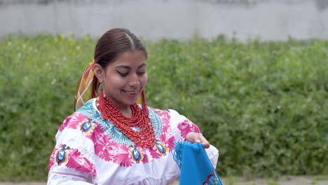 Cayambeña-Latina-E-Hispana,-Luciendo-Su-Chal-Cruzado-Al-Cuerpo