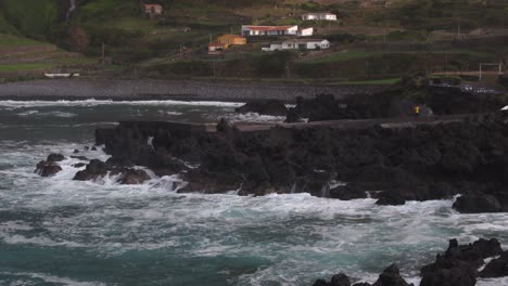 Toma-Aérea-Inclinada-Hacia-Arriba-Del-Mar-Agitado-En-La-Isla-De-Flores,-Azores,-Portugal.