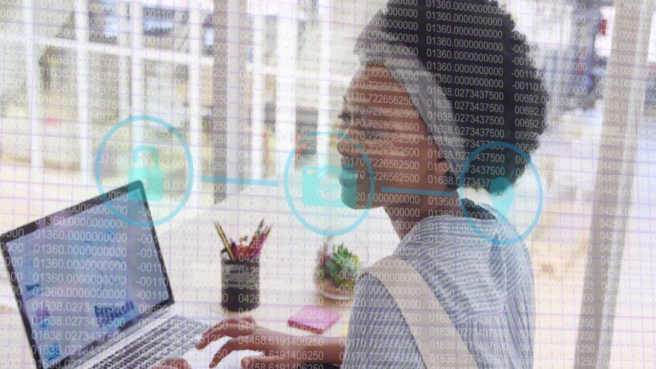Animation af databehandling over afroamerikansk forretningskvinde på kontor