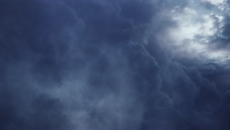 4k-Gewitter,-Wetterumschwünge-In-Dunklen-Wolken-Und-Blitzeinschläge-Am-Himmel