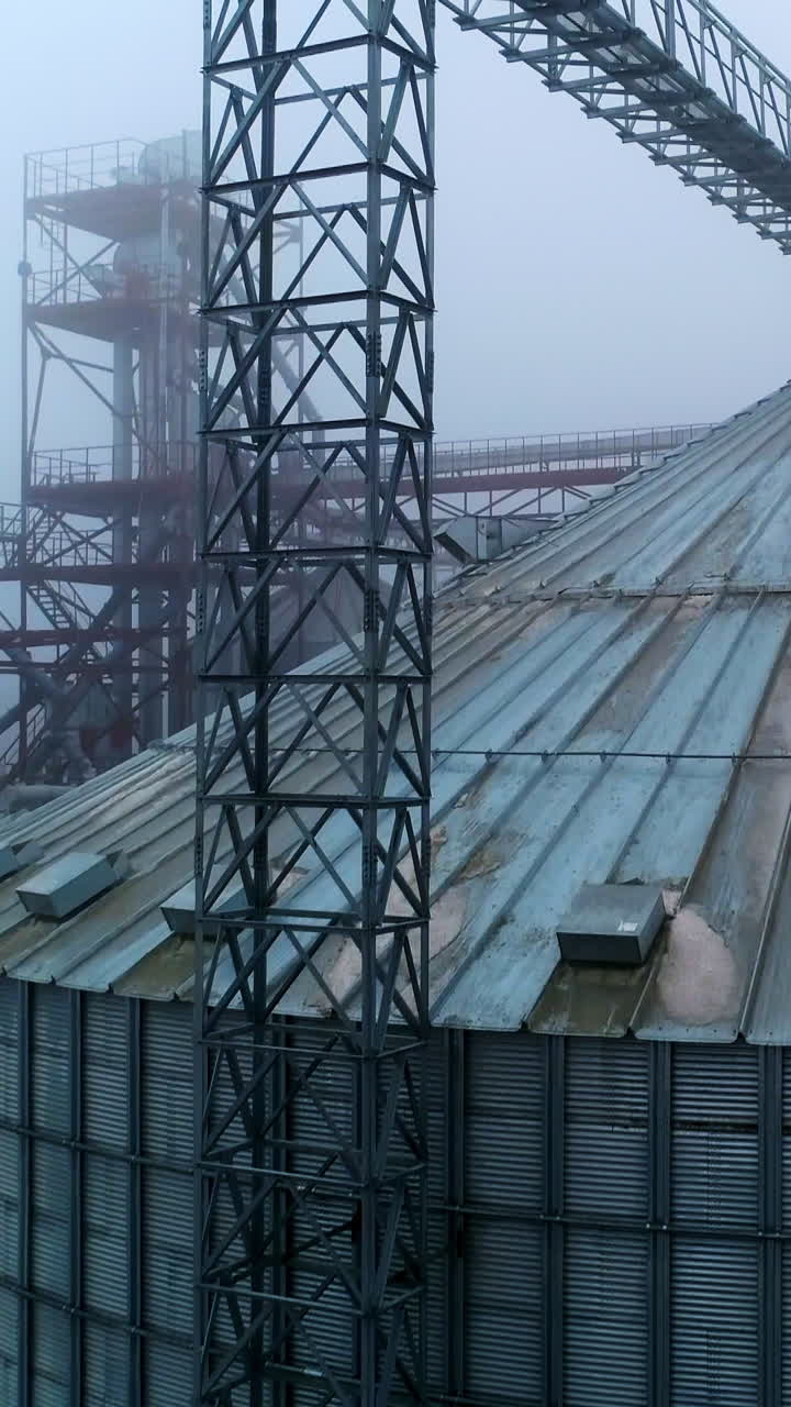 Grande costruzione di silo di stoccaggio. Magazzino container in struttura metallica. Video verticale.