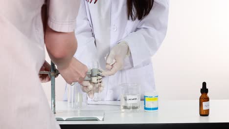dos científicos realizando un experimento de química juntos