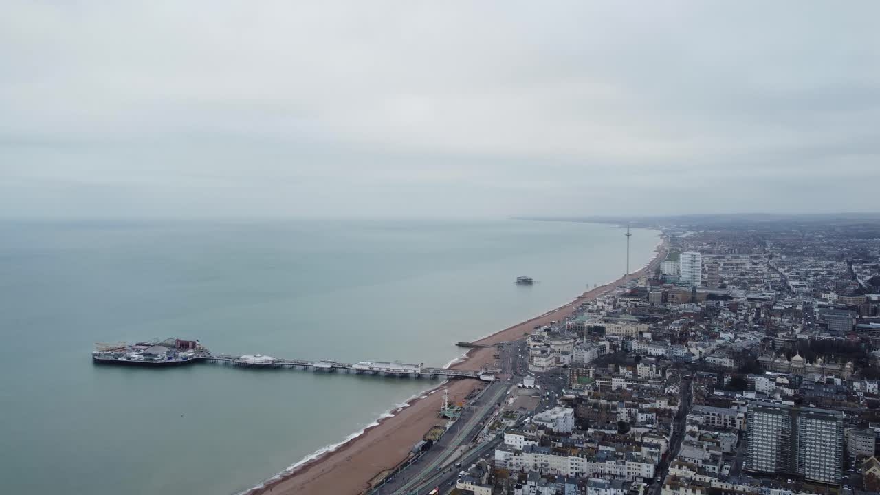 frente a la playa de brighton en un día nublado: muelle y i360, vista de ariel