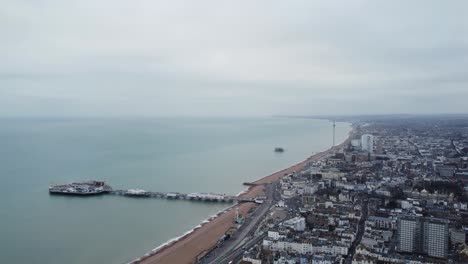 le front de mer de brighton par une journée nuageuse: pier et i360, vue d'ariel