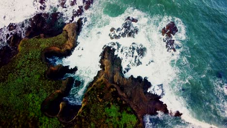 las olas rompen en calas rocosas erosionadas de altos acantilados en california