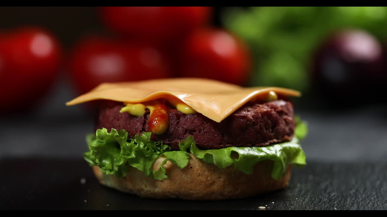 preparación de hamburguesas con queso veganas