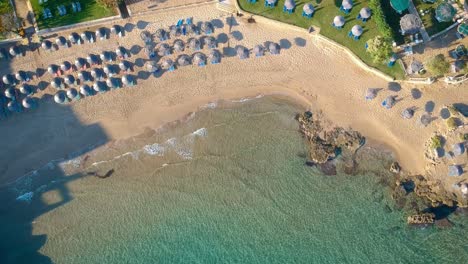 Luftbild-Von-Oben-Nach-Unten-Auf-Den-Tropischen-Strand-Mit-Sonnenschirmen-Und-Ruhigen-Wellen-Auf-Zakynthos