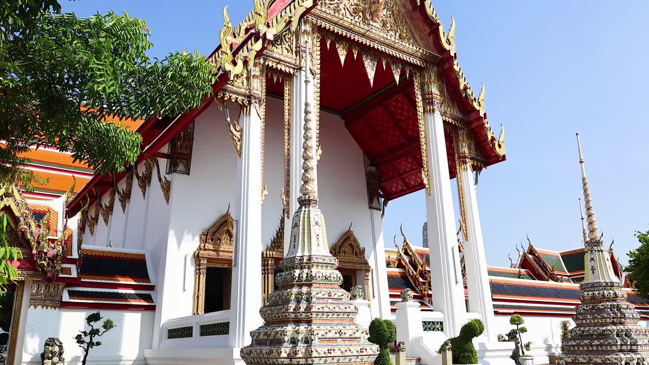 hermosa arquitectura del templo bajo cielos azules claros