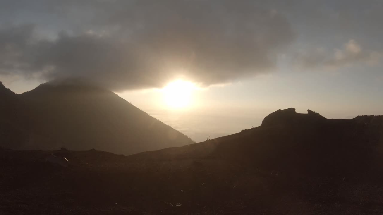 Lever du soleil sur le volcan Pacaya au Guatemala