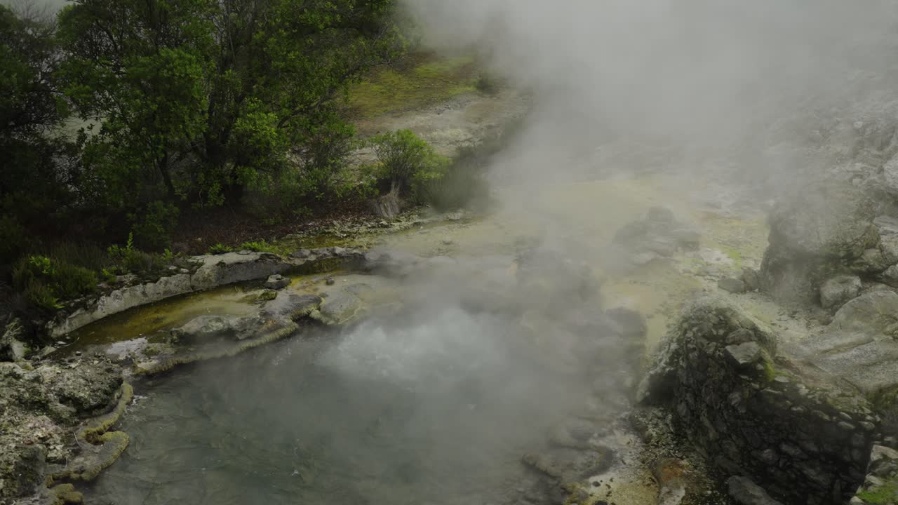 Furnas' Fumarola Geyser: Boiling Water Pond, S&atilde;o Miguel, Azores