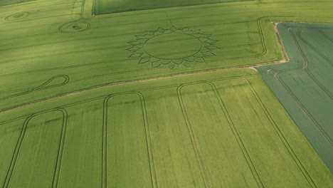 Atemberaubende-Kunstwerke-Auf-Getreidewiesen,-Ackerland,-Aus-Der-Luft