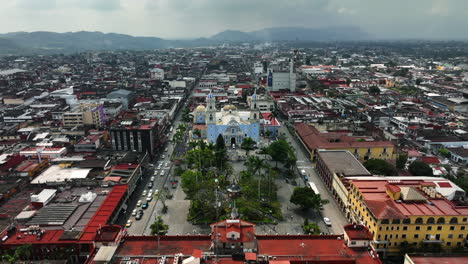 Drone-shot-toward-the-Catedral-de-Córdoba,-in-partly-sunny-day-in-Veracruz,-Mexico