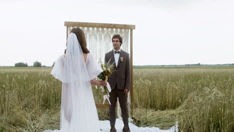 sposa in un campo d'autunno