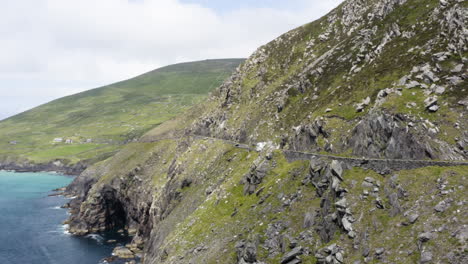 Viaje-Panorámico-Por-Carretera-En-Slea-Head-En-Los-Acantilados-De-La-Península-De-Dingle-En-Irlanda,-Aéreo