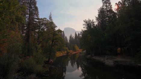 Reflejo-De-Media-Cúpula-En-Aguas-Tranquilas-Del-Río-Merced-En-El-Parque-Nacional-De-Yosemite-Después-Del-Amanecer---Tiro-Inclinado-Hacia-Arriba