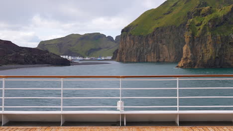 timelapse, barco de crucero que sale del puerto de vestmannaeyjar, isla de hemaey, islandia