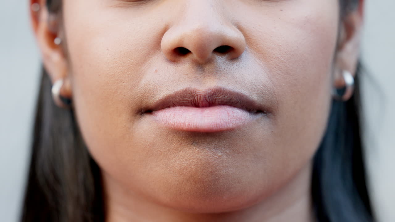 primer plano de la boca triste y los labios bochornosos en el enfado