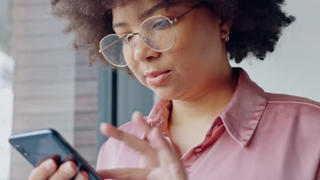 mujer negra usando el teléfono en las redes sociales