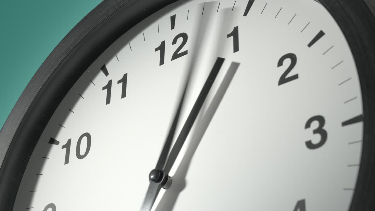 cara del reloj en azul cian acuamarín celadón verde mar en el lapso de tiempo