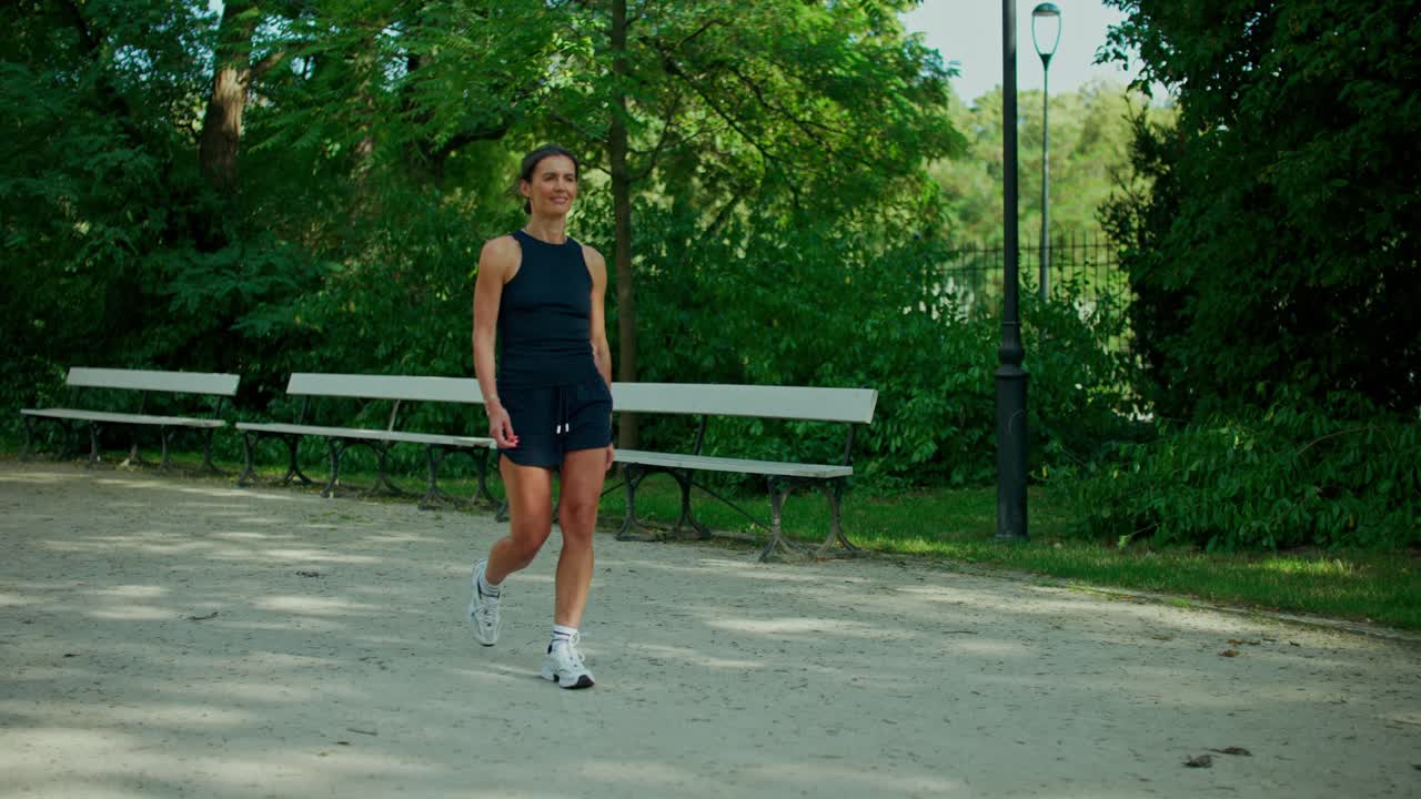 Donna che esercita nel parco