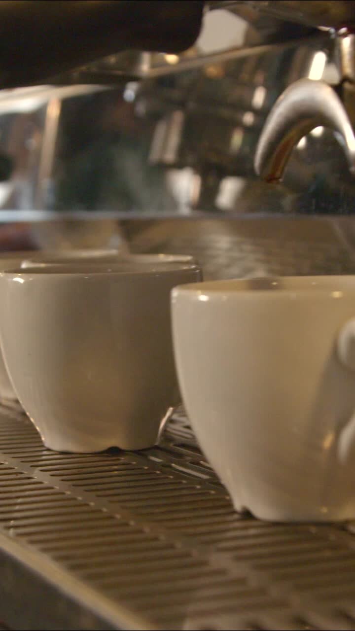 verfolgung entlang der kaffeemaschine im café 01