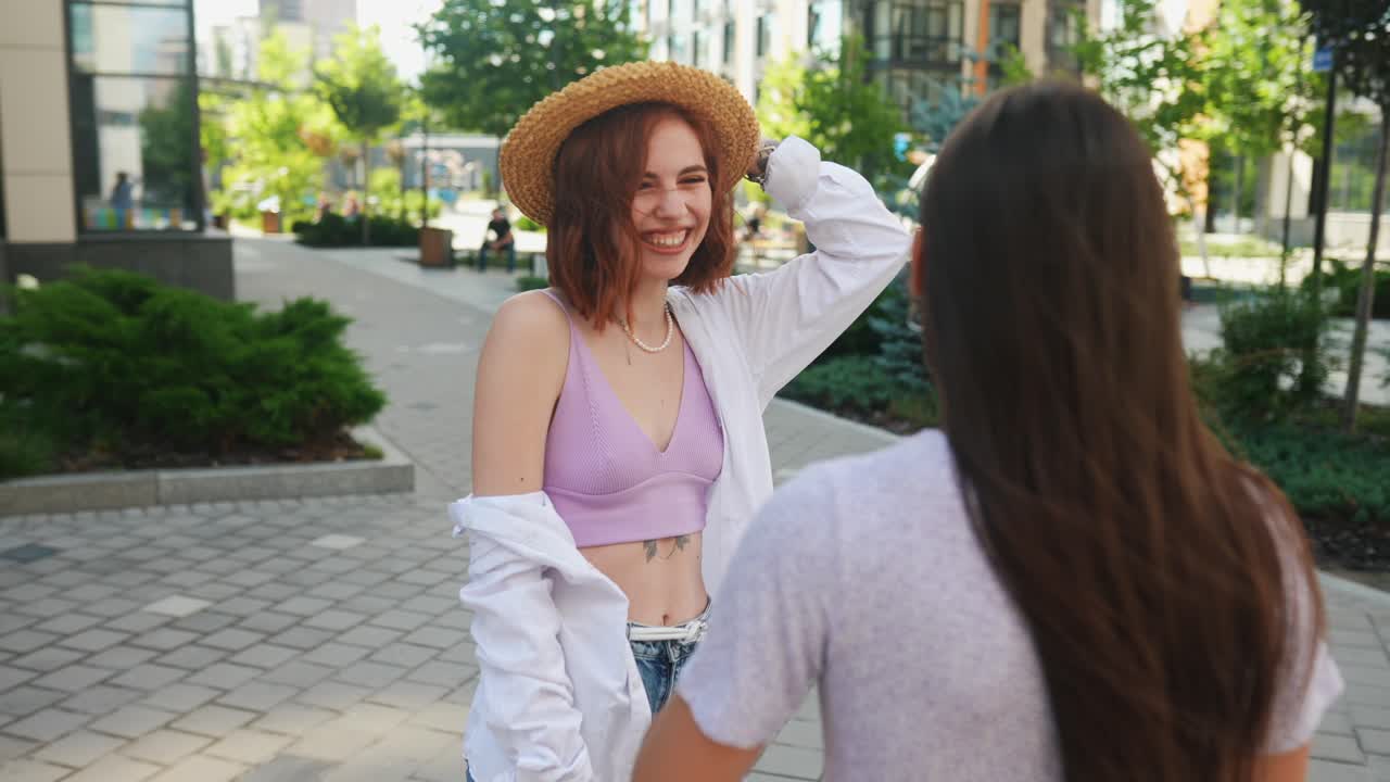 dos mujeres jóvenes charlando al aire libre