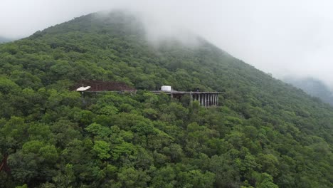 Día-De-Niebla-Con-Vistas-A-La-Ciudad-En-La-Montaña