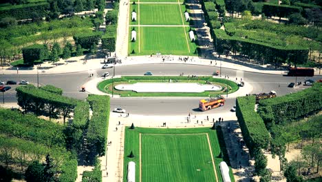 vista aérea desde la torre eiffel de la plaza jacques rueff con turistas, autobuses y automóviles - parís, francia