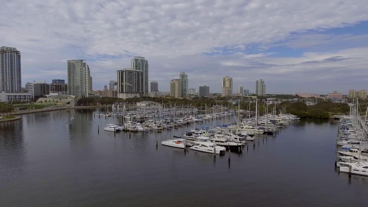탬파 베이 정박지의 범선과 시내 고층 콘도 스카이라인의 4k 공중 드론 비디오