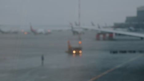 aparcamiento de aviones en el aeropuerto vista desenfocada