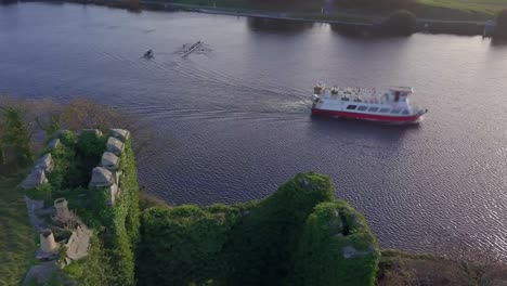 crucero fluvial en el río corrib junto a las ruinas del castillo