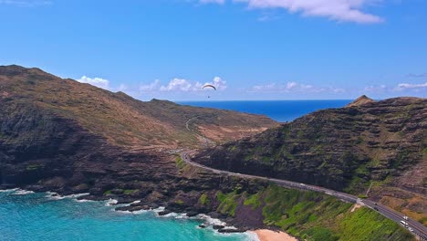 vista aérea del parapente navegando sobre la costa rocosa de makapuu