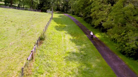 Rieles-A-Senderos,-Andar-En-Bicicleta-En-El-Nuevo-Sendero-Del-Río-Cerca-De-Galax-Virginia