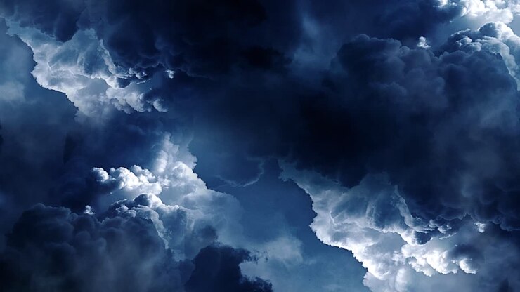 un temporale dentro le spesse nuvole che si muovono nel cielo