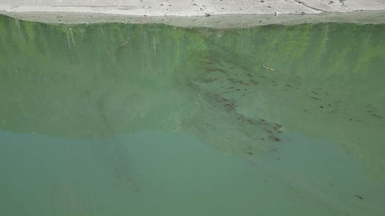 Permukaan air berlumpur di danau Klöntalersee, Kanton Glarus, Swiss - pemandangan drone