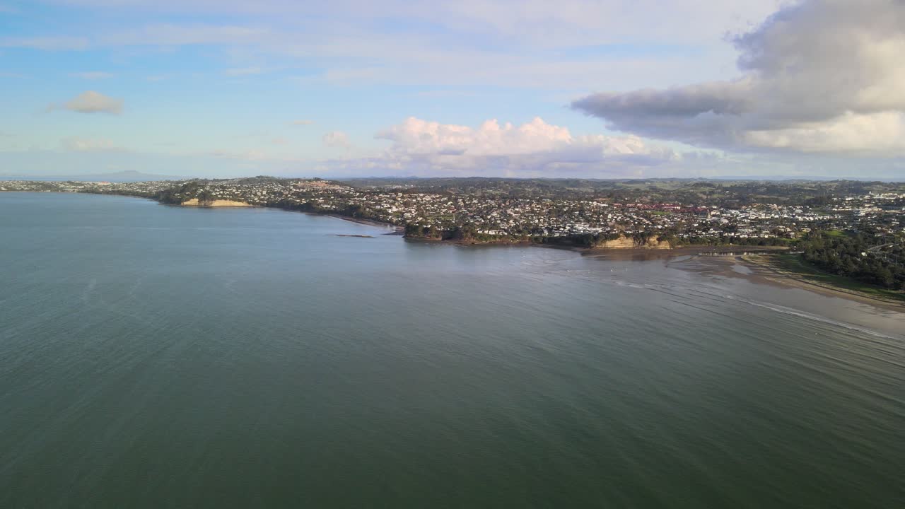 volando a lo largo de la playa roja en la isla norte de nueva zelanda