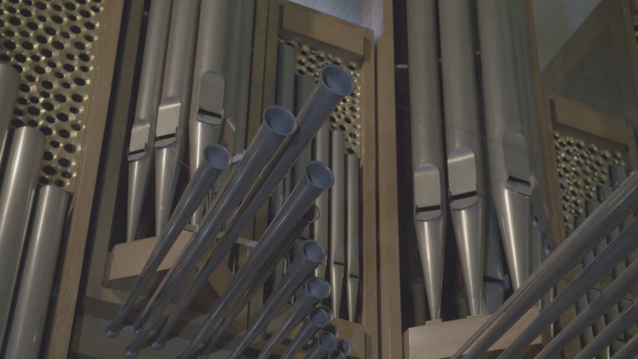 Camera panning along the organ pipes of a large organ
