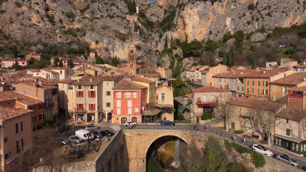 Vista aérea de Moustiers-Sainte-Marie con un telón de fondo de montaña caliza