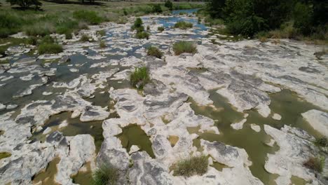 Luftflug-über-Einen-Flachen-Teil-Des-Pedernales-River-In-Stonewall,-Texas